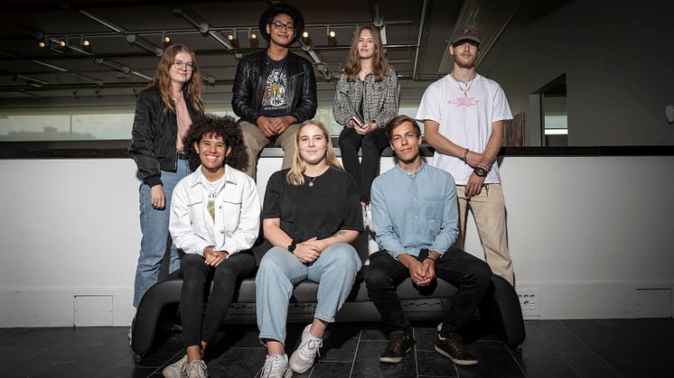 Övre raden fr v: Matilda Lindell, Kanapat Buddhasri Rojroung, Astrid Stenlund, Marcus Tällberg Ilestad. Nedre raden fr v: Isabella Chee-Awai, Emmy Wikström, Hugo Laestander.