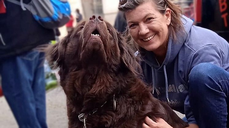 Katia Erdbrügger und der Berliner Tiertafel e.V. freuen sich über den den "Goldenen Fressnapf" und das Preisgeld in Höhe von 5.000 Euro