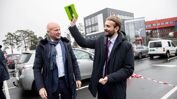 Picture of Terje Andersen, CEO of Morrow Batteries (to the left), together with Jan Christian Vestre, Minister of Trade and Industry, holding the green battery foundation stone.