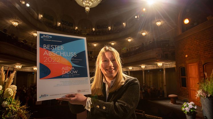Alena Zadow von AmRest Coffee Deutschland SP. Z 0.0. & Co. KG. gewinnt den BdS-Preis Bachelor-Preis 2022