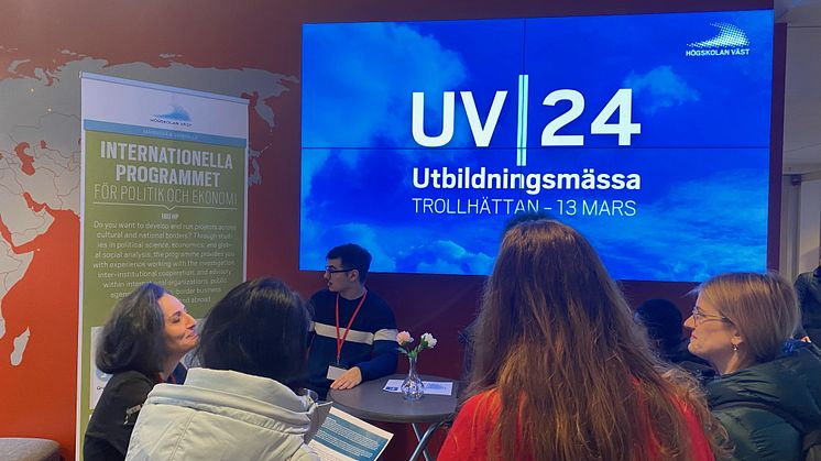 Många lärare och studenter fanns på plats för att svara på frågor om högskolans alla program.