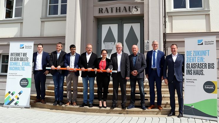  Glasfaseroffensive im LK Schmalkalden-Meiningen: Mit Vertretern von Zella-Mehlis, der Stadt Oberhof, Steinbach-Hallenberg, der VG Dolmar-Salzbrücke, dem Landkreis Schmalkalden-Meiningen, dem Wirtschaftsministerium Thüringen und Deutsche Glasfaser. 