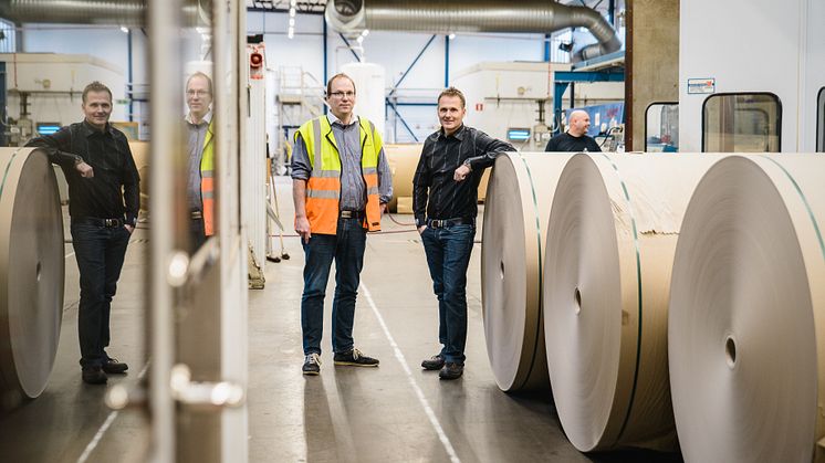 Anders Tålsgård, projektledare Pemco Energi och Robert Stade, fabrikschef Peterson Packaging AB i Norrköping. Fotograf: Crelle