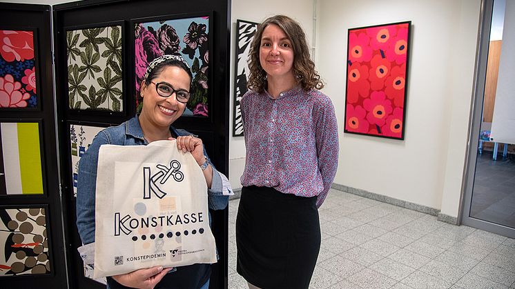 Konstnärerna Azadeh E. Zaghi och Ida Liffner hälsar bergsjöborna tillbaka till spännande aktiviteter på Allas Ateljé i Bergsjöns centrum på Rymdtorget.