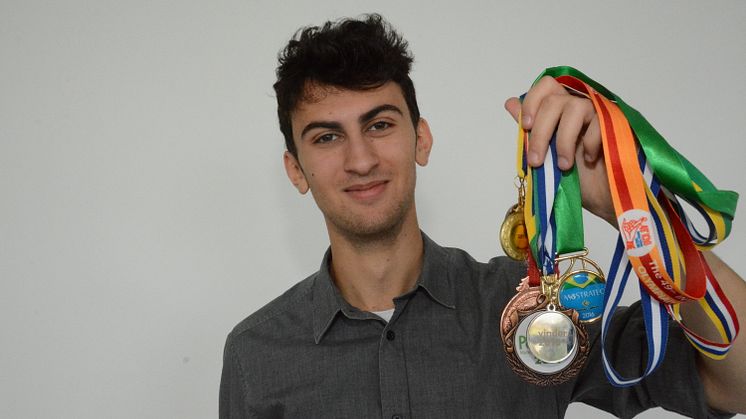 Benjamin Muntz med alle sine medaljer fra diverse talentkonkurrencer.