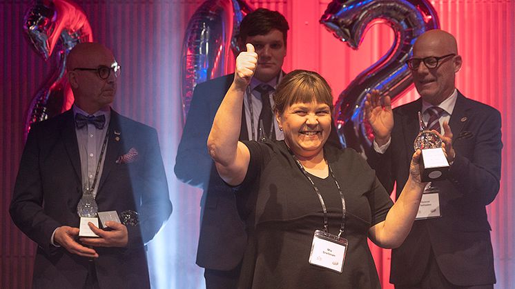 Puutarhuri Mia Snellman juhlii vuoden liikekumppani 2019-titteliään.