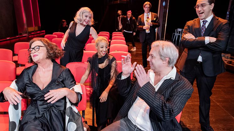 I förgrunden: Lisa Lindgren, Kirsti Torhaug, Hannah Alem Davidson, Fredrik Evers och Ashkan Ghods. I bakgrunden: Jesper Söderblom, Fredrik Lundin och Reuben Sallmander. Foto Ola Kjelbye.