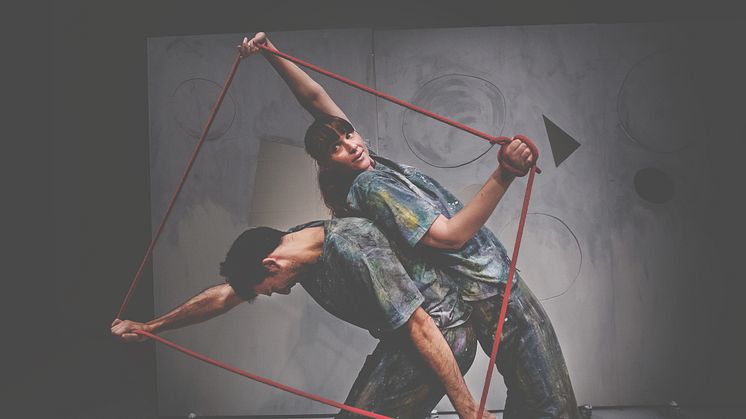 Claroscuro spelas som Fika Titta Dansa-föreställning på Skånes Dansteater söndag 5 mars.
