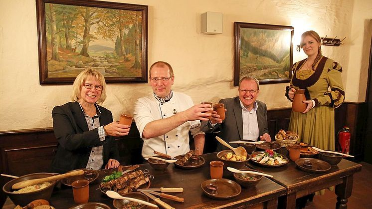 Evelyn Grahl, Küchenchef Dirk Büchel, Torsten Grahl und Maria Pöschel als Katharina von Bora präsentieren das Familienessen wie zu Luthers Zeiten (v.l.)