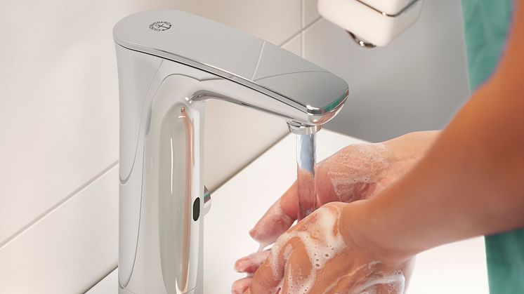 Sensor mixer Gustavsberg Sensoric 1.0 with hands