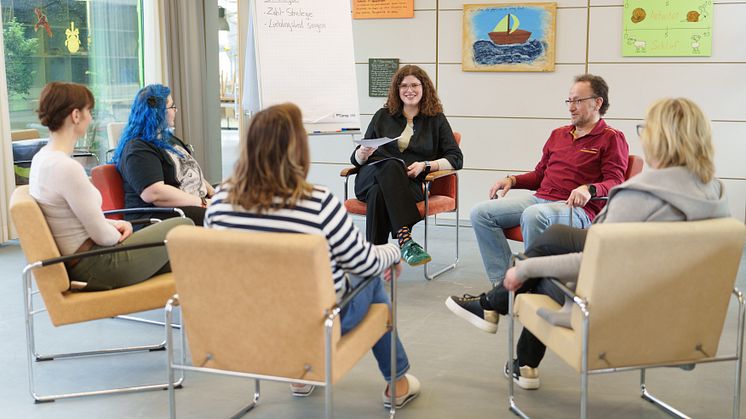 Psychologin Marie Schwake (Mitte) bietet eine Gruppe für Angehörige psychisch Erkrankter an.