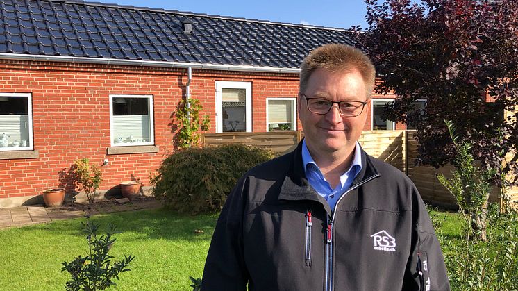 Preben Hamborg er inspektør i Boligforeningen, der valgte energirigtige tage med solcelleteglsten
