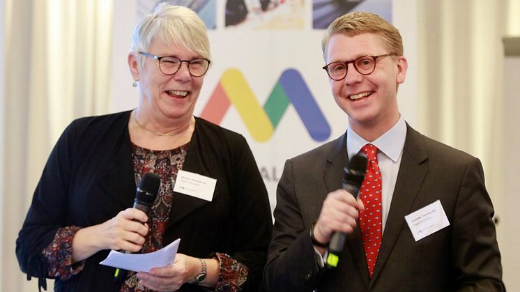 Kristoffer Tamsons (M), trafikregionråd Region Stockholm och ordförande Mälardalsrådet samt Monica Johansson (S), regionstyrelsens ordförande Region Sörmland och vice ordförande Mälardalsrådet. Foto: Per Groth/Mälardalsrådet.