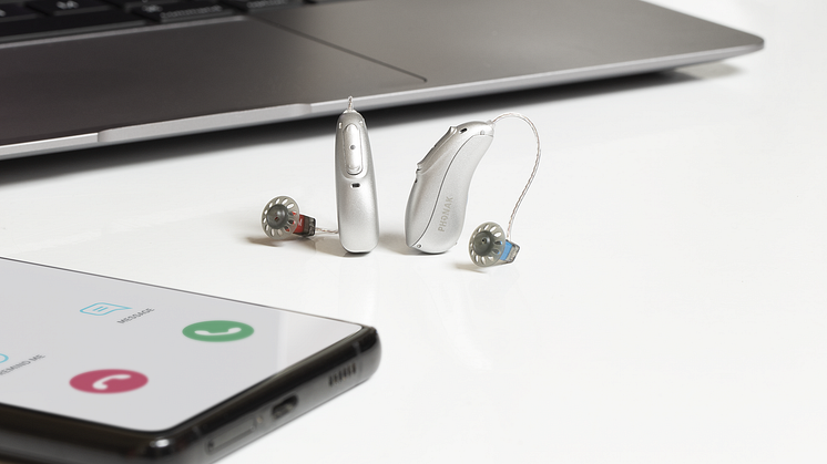 PH_Pic_Audeo-L-R_Lifestyle_MultipleConnections_LR