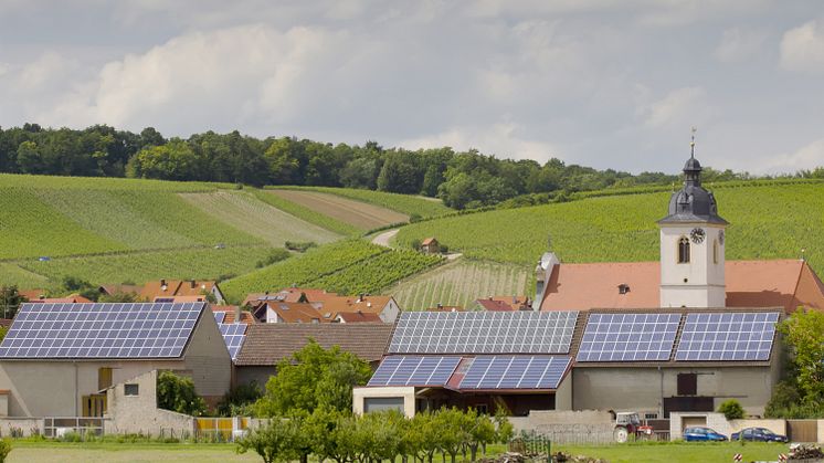 Noch nie wurde mehr Sonnenstrom ins Bayernwerk-Netz eingespeist als am Montagmittag. Im vergangenen Jahr sind rund 11.500 Anlagen neu in Betrieb gegangen..