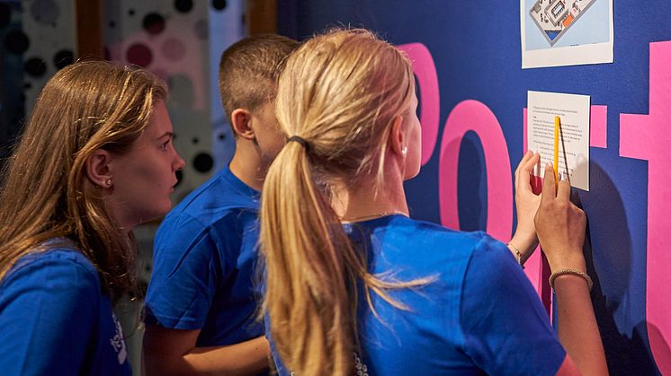 Elever löser tävlingsuppgifter under Teknikåttans riksfinal 2023.