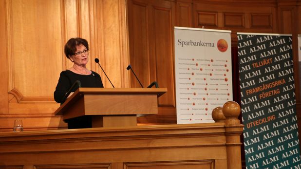 Ewa Andersen vd Sparbankernas Riksförbund talar på Womengage