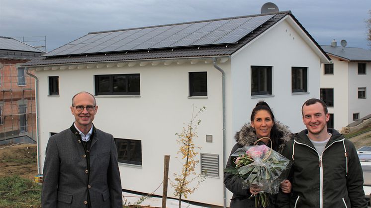 In Rohr i. NB ging heute die 300.000. Photovoltaik-Anlage des Bayernwerk ans Netz. Technik-Vorstand Dr. Egon Westphal gratulierte Daniela und Pascal Birkner zum neuen Eigenheim und zum Anschluss ihrer neuen Solaranlage.