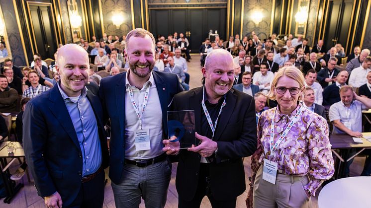 Prisutdeler Rolf Iver Mytting Hagemoen (til venstre) med Michael Schlemminger fra Aneo Industry, Vebjørn Nilsen fra Felleskjøpet, og Hanne Louise Moe fra Aneo. Foto: Norsk Varmepumpeforening.