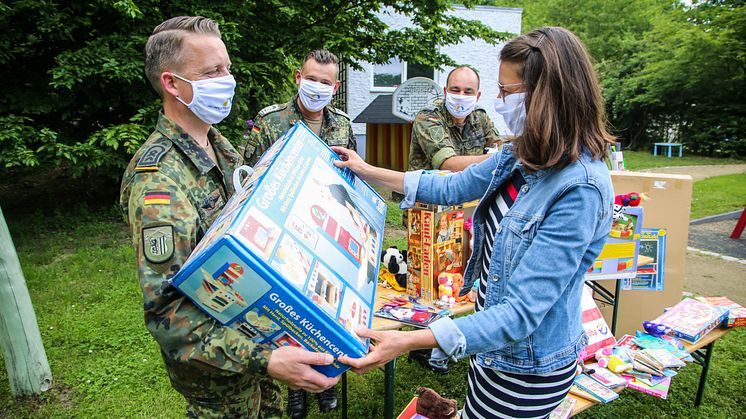 V.l.n.r.: Vom Team der Familienbetreuung Leipzig die beiden Stabsfeldwebel Conrad Döring und Heiko Stehr, Hauptmann Michael Schauer sowie Ulrike Herkner von Bärenherz (Foto: Bundeswehr/Weinrich) 
