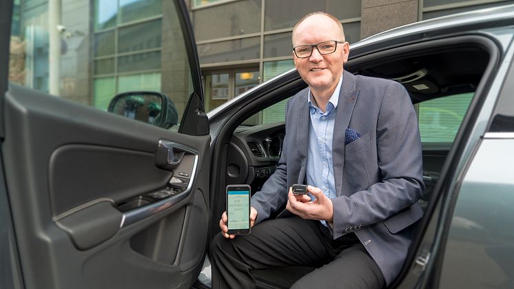 Svein Skovly, leder for innovasjon i SpareBank 1 Forsikring, med smartplugg fra TomTom og egenutviklet app til Smart bilforsikring.