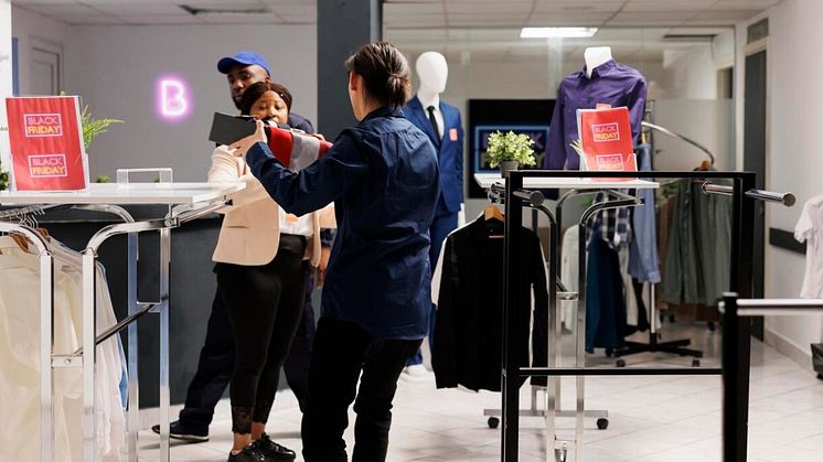 Utbildningen i Försäljning & service är framtagen i samarbete med branschen och jobbmöjligheterna goda. Foto: freepik.com