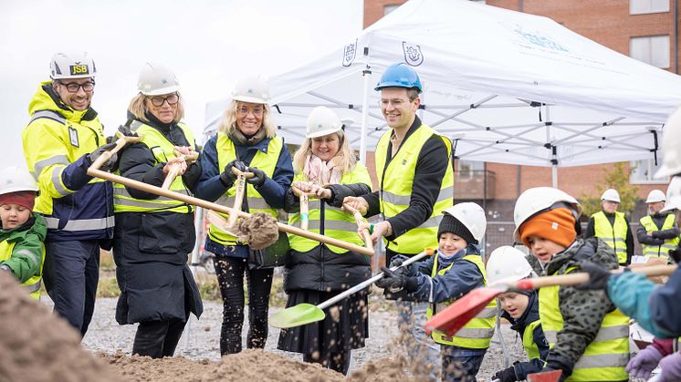 Hög energi när det första spadtaget togs på skyttelns förskola av JSB Construction AB, Uppsala Kommun Skolfastigheter AB tillsammans med lokalpolitiker och med hjälp av förskolebarn. Foto: Lilla produktionsbolaget