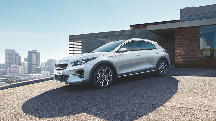 CD_CUV_PHEV_04_charging_wo_cable_LHD_CROP_cmyk