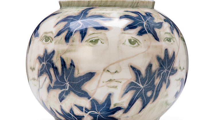 Gerhard Heilmann- Cirkulær vase af porcelæn, dekoreret i farver med ansigter og slyngblade. Sign. G. Heilmann. Royal Copenhagen, 1892.jpg