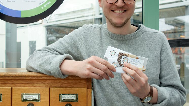 Fredrik Wilhelmsen hos Deichmanske på Torshov låner ut frø. 