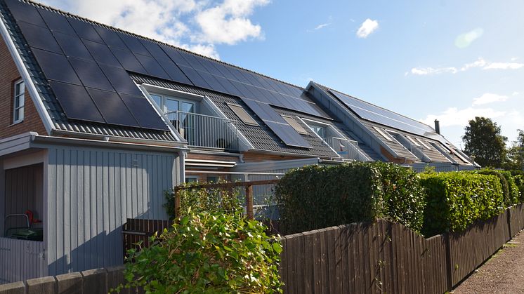 Solceller sänker kostnaderna med 7 000 om året per lägenhet i Höllviken