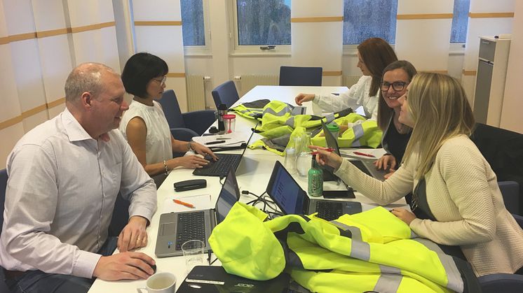 Gänget bakom uppdateringen av våra produkter enligt den nya PPE-förordningen - Jonas Larsson, Lisa Fimreite, Maria Borbos, Carina Nilsson och Annica Paulsson Haglund.