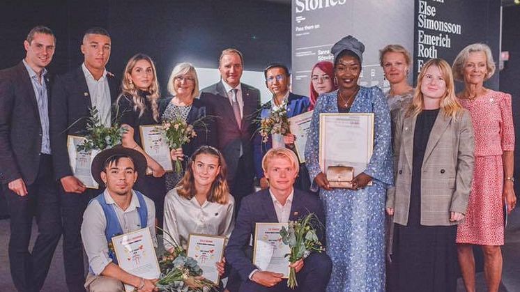 Stefan Löfven höll högtidstalet då priserna delades ut på Raoul Wallenbergdagen 2019. Två ensamkommande med afghanskt ursprung finns med på bilden.