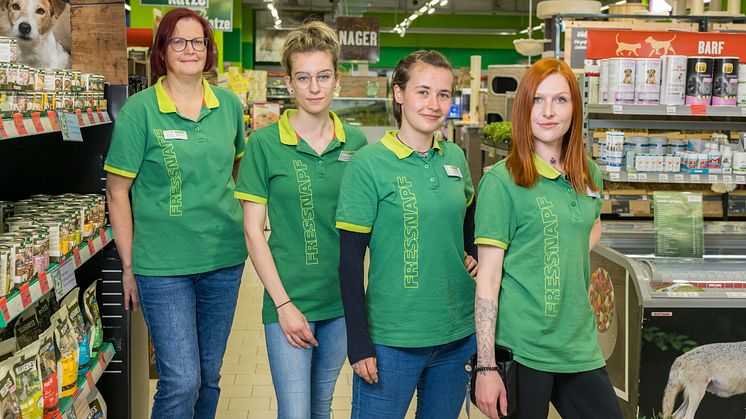 (v. l.) Isolde Toff, Christine Flaschberger, Nicole Laimer und Sabrina Smonjak aus Kärnten schlossen erfolgreich die Weiterbildung zu Katzenexpertinnen ab und freuen sich auf die Fragen der Kund:innen. 