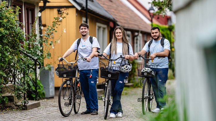 Medarbetare på hemvårdsförvaltningen. Från vänster: Nicolas Christiansson - vårdbiträde, Nikolina Bjelovuk - undersköterska, Ayman Hasan - vårdbiträde. Foto: Joakim Leihed.