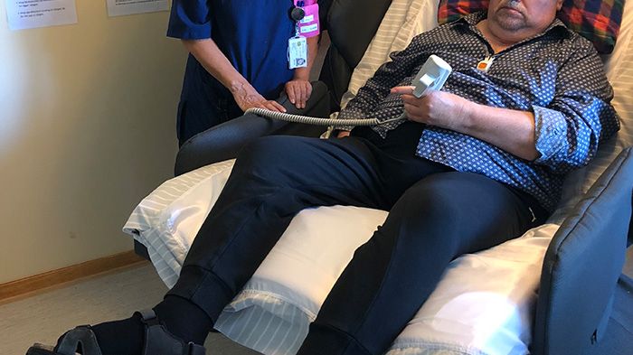 Jan Andersson, som bor på Fatburens äldreboende i Västerås, testar den roterande sängen Rotobed i några månader. Både han och undersköterskan Leila Nordström tycker att sängen underlättar i vardagen.
