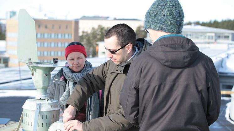 Fr v Natuschka Lee, Christos Katrantsiotis, forskare vid Umeå universitet tillsammans med Björn Gedda från Naturhistoriska Riksmuseet vid pollenfångaren som står på taket till Samhällsvetarhuset vid Umeå universitet. Foto. Per Melander.