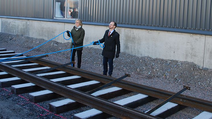 Trafikverkets generaldirektör, Lena Erixon och Infrastrukturminister Tomas Eneroth, vid den symboliska rälsläggningen. 