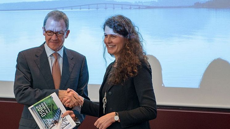 – At dere har vært så tydelige, gjør at det blir lettere å samarbeide med næringen, sa Idar Kreutzer om veikartet Katharina Bramslev overrakte på vegne av Grønn Byggallianse og Norsk Eiendom. Bildet er fra itbaktuelt.no, fotograf Hilde Kari Nylund.