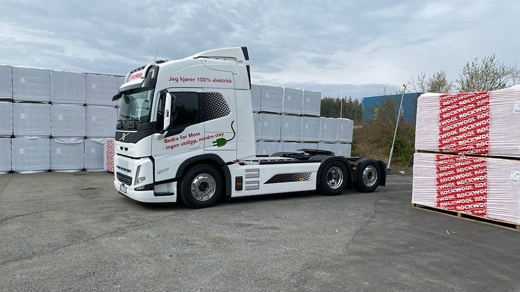 Bilde: ROCKWOOL har investert i en ny elektrisk lastebil for skytteltrafikken mellom fabrikken og lageret i Moss. 