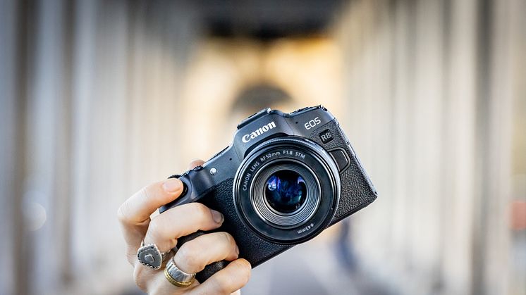 EOS R8-Lifestyle-compact-9235