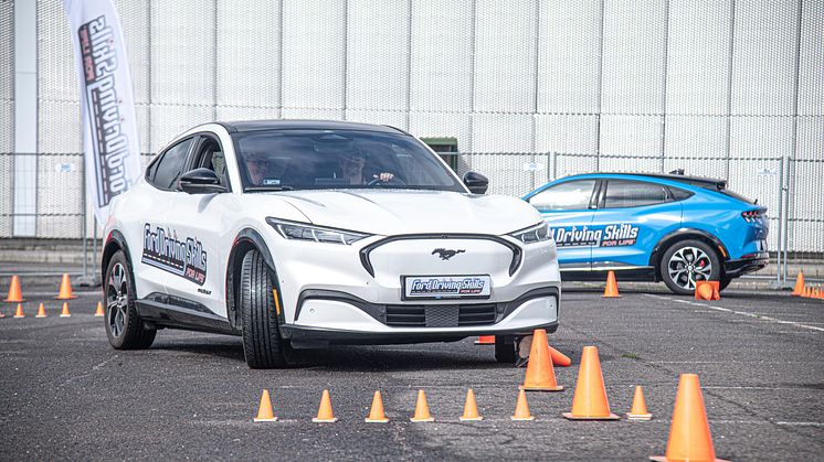 Már lehet jelentkezni a Ford Driving Skills for Life ingyenes, félnapos gyakorlati képzéseire, amelyek a közúti balesetek legfőbb okaira összpontosítanak