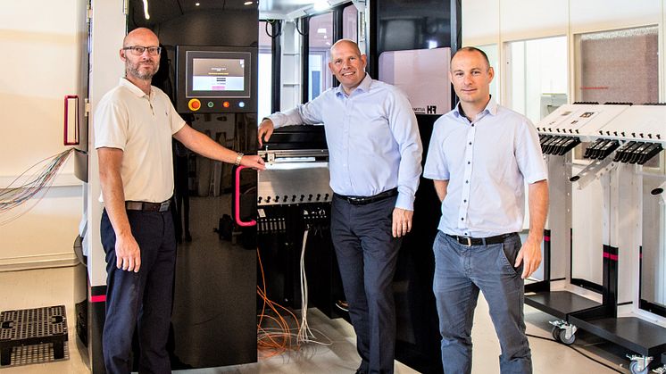 Adm. direktør Lars Farsø, FH Automation A/S, t.v., Country Sales Manager Carsten Sandby Knudsen, RITTAL A/S, m.f., og Area Sales Manager Martin Nørgård Nielsen, RITTAL A/S, t.h., ved FH Automations nye Wire Terminal WT 36.