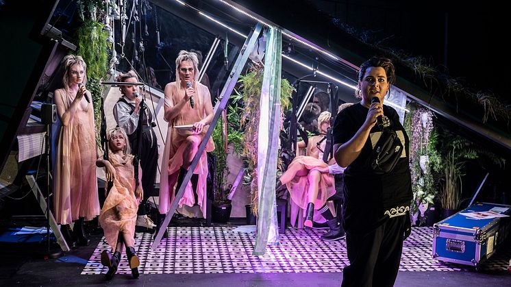 Kristoffer Olsen spelar rolla som den erkekriminelle bordelleigaren Mackie Kniven i Tolvskillingsoperaen. På scenen står også dokker i lag med skodespelarane. Foto: Dag Jenssen.