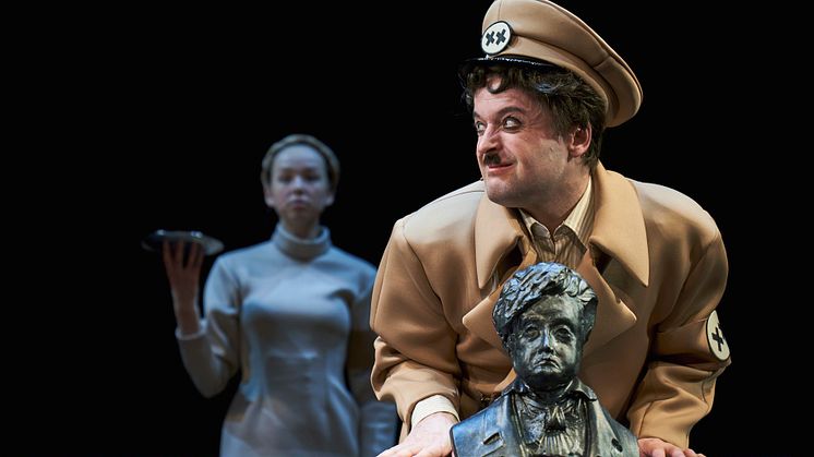 Christian Eriksen er ny Diktator/Barberer/Chaplin i Rogaland Teaters forestilling Chaplin: Diktatoren