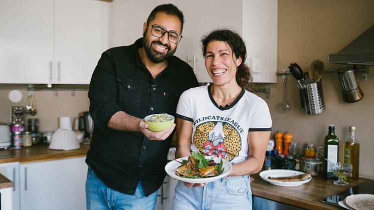 Amir Kherimand lär sig laga hyresgästen Alexandra Kamblers paradrätt, Quesadillas.
