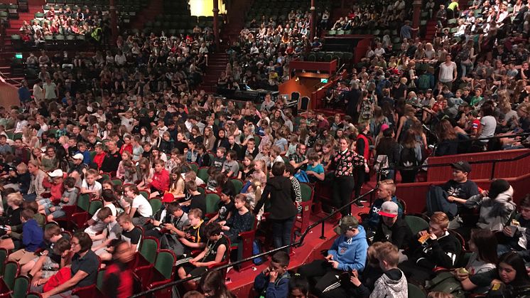 1300 elever fyller upp Cirkus inför Trollkarlen från Oz