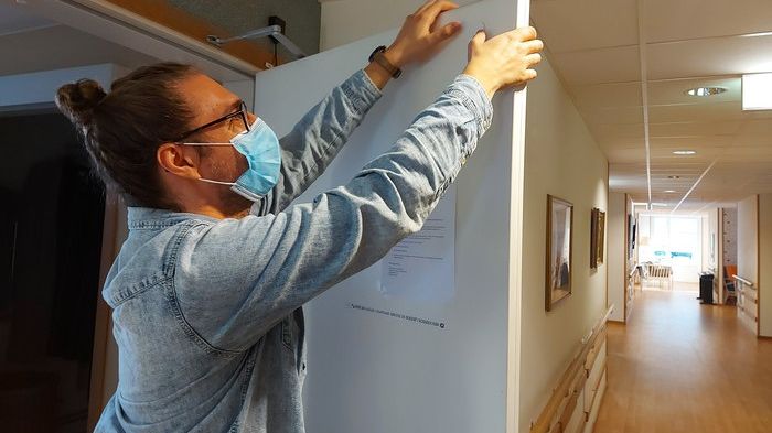 Joakim Guth från SAAZ Engineering, som utvecklat tekniken, monterar sensorer på Möllebackens dörrar. 