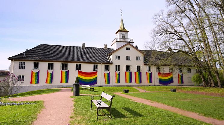 Regnbueflagg på Frogner hovedgård