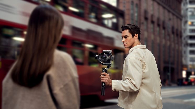 DJI RS 3 Mini - Key Visual - Street (4 of 4)